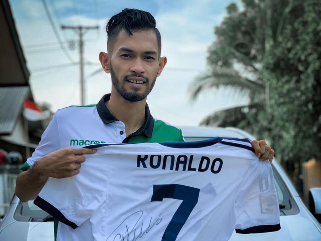 Jersey Cristiano Ronaldo yang Dilelang Martunis Laku Ratusan Juta Jersey Cristiano Ronaldo yang Dilelang Martunis Laku Ratusan Juta
