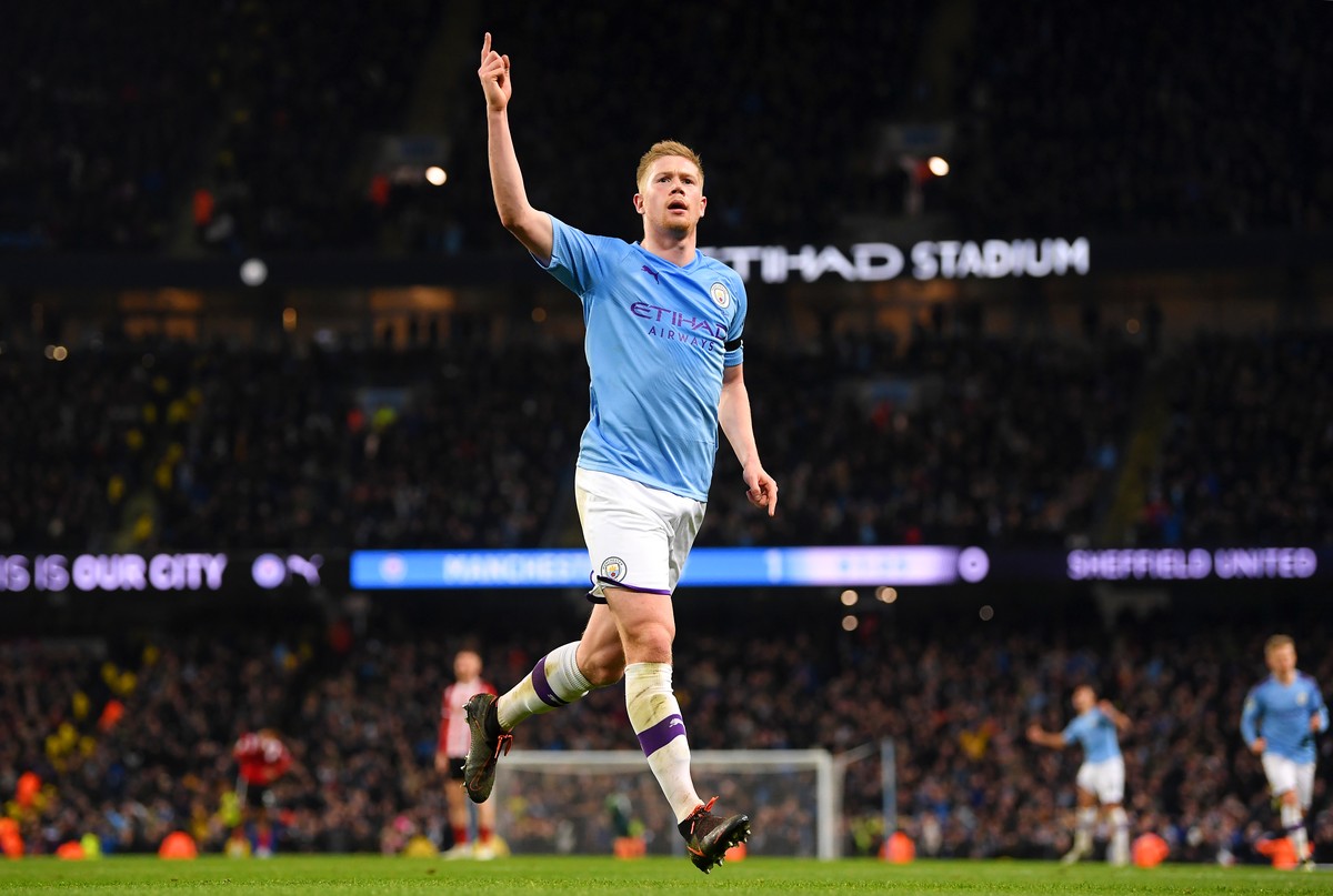 Kevin De Bruyne Dikepung Pemain Liverpool (Getty Images)