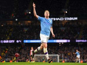 Kevin De Bruyne Dikepung Pemain Liverpool
