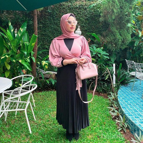 Mantap Berhijab, Intip 6 Style Outfit Hijab Tasyi Athasyia, Kembaran