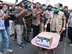 Wali Kota Bengkulu Antar Beras Terenak di Dunia Door to Door