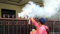 Cegah DBD, Warga Sawangan Lakukan Fogging