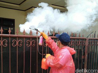 Cegah DBD, Warga Sawangan Lakukan Fogging