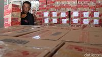 Melihat Ribuan Paket Sembako untuk Warga Bandung