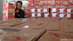 Melihat Ribuan Paket Sembako untuk Warga Bandung
