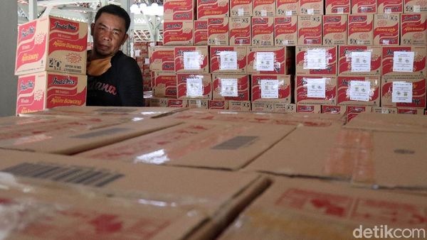 Melihat Ribuan Paket Sembako untuk Warga Bandung