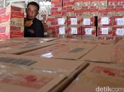 Melihat Ribuan Paket Sembako untuk Warga Bandung