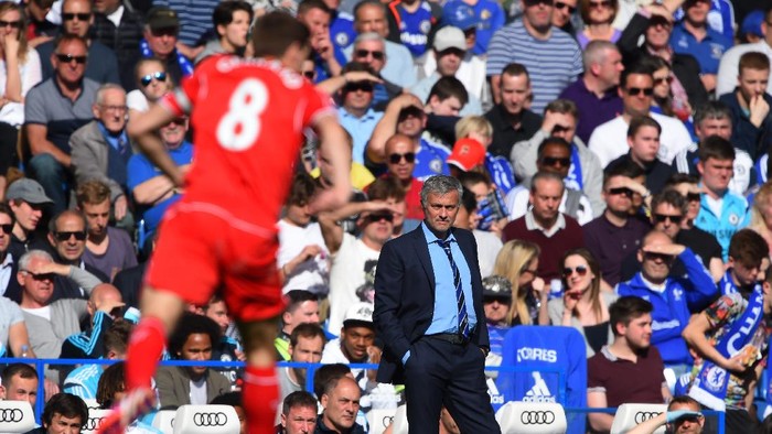 LONDON, ENGLAND - MAY 10:  Jose Mourinho manager of Chelsea glances at Steven Gerrard of Liverpool in action during the Barclays Premier League match between Chelsea and Liverpool at Stamford Bridge on May 10, 2015 in London, England.  (Photo by Shaun Botterill/Getty Images)