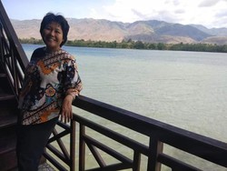 Menikmati Indahnya Teluk Mutiara dari Restoran Kayu di NTT