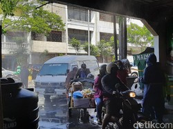 Pasar Kapasan Surabaya Hanya Dibuka 6 Pintu Cegah Penyebaran Corona