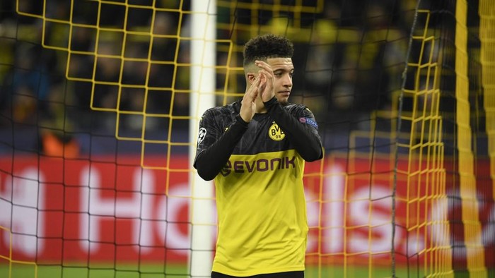 Dortmunds English midfielder Jadon Sancho applauds as he leaves the pitch after the UEFA Champions League Last 16, first-leg football match BVB Borussia Dortmund v Paris Saint-Germain (PSG) in Dortmund, western Germany, on February 18, 2020. (Photo by Ina Fassbender / AFP)