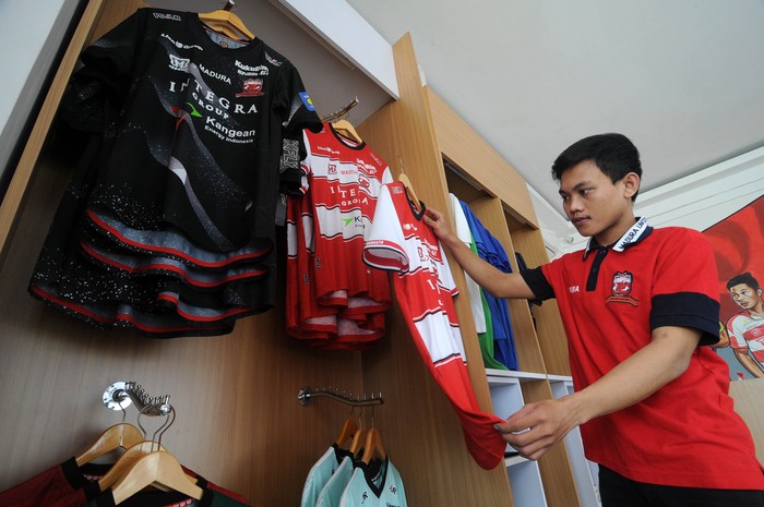 MADURA UNITED LELANG JERSEY Pekerja menyiapkan Jersey Madura United Fc (MU) yang akan dikemas di Kantor Pojur, Pamekasan, Jawa Timur, Sabtu (18/4/2020). Sebanyak 50 Jersey MU eks tour Asia 2020 dijual dengan harga minimal Rp201.900, hasil dari penjualan tersebut akan didonasikan untuk penanganan COVID-19 melalui Yayasan Madura Peduli Indonesia (YMPI). ANTARA FOTO/Saiful Bahri/hp.