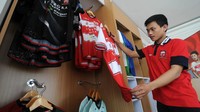 Pekerja menyiapkan Jersey Madura United yang akan dikemas di Kantor Pojur, Pamekasan, Jawa Timur, Sabtu (18/4/2020).