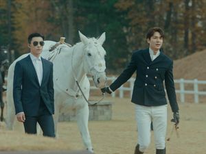Kedekatan Lee Min Ho dan Maximus si Kuda di The King: Eternal Monarch