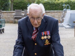 Lagi Naik Daun, Kapten Tom Moore Dibayar Rp 18,5 Miliar Per Jam