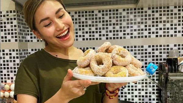 Produktif di Rumah, Ayu Ting Ting Bikin Donat hingga Cireng