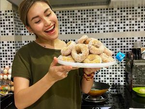 Produktif di Rumah, Ayu Ting Ting Bikin Donat hingga Cireng