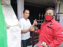 Kader PDIP Surabaya Bagikan Masker dan Sembako Secara Door to Door