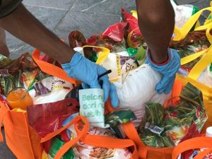 Relawan Bagi-bagi Garam di Makassar, Apa Alasannya?