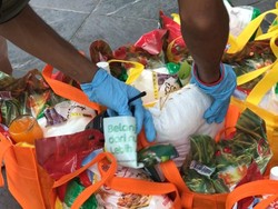 Relawan Bagi-bagi Garam di Makassar, Apa Alasannya?