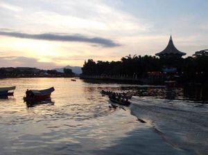 Senja di Tepi Sungai Sarawak