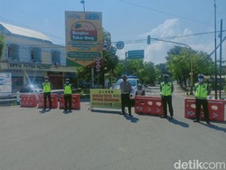 Optimalkan Physical Distancing, Polisi Pacitan Tutup Jalan Ahmad Yani