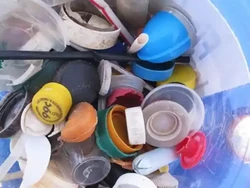 Tas Belanja hingga Stoples Acar Ditemukan di Pesisir Pantai