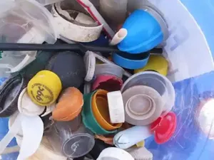 Tas Belanja hingga Stoples Acar Ditemukan di Pesisir Pantai Tas Belanja hingga Stoples Acar Ditemukan di Pesisir Pantai