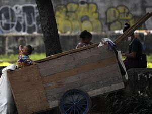 Potret Manusia Gerobak Saat PSBB Jakarta