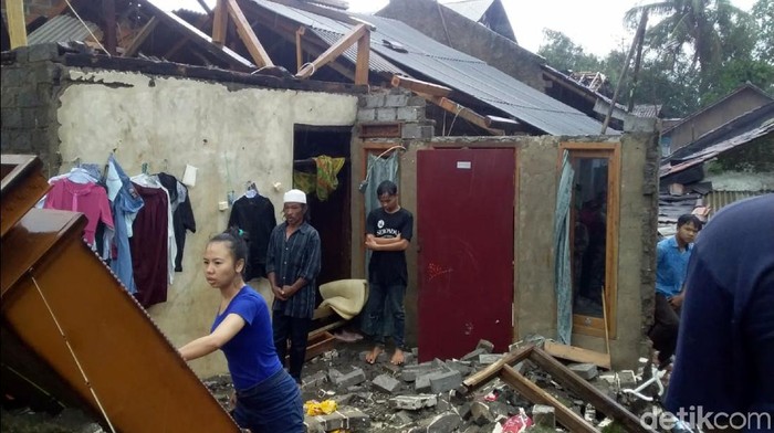 Hujan angin rusak atap rumah di sukabumi Hujan angin rusak atap rumah di sukabumi