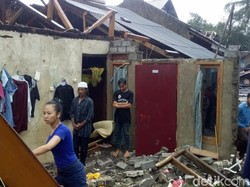 Atap Rumah Warga Berterbangan Diterjang Angin Kencang di Sukabumi