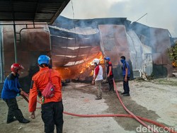 Pabrik Makanan Ringan di Ponorogo Terbakar, Kerugian Rp 3 Miliar
