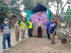 Bagikan Sembako, Pemkab Bojonegoro Bantu Warga Terdampak COVID-19