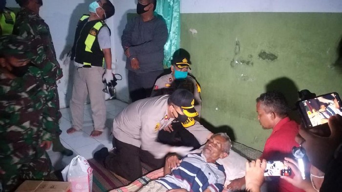 Polisi bantu kakek di Majalengka yang telantar