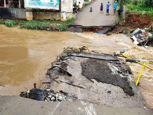 Jembatan di Pamulang Tangsel Roboh, Akses Jalan Terputus
