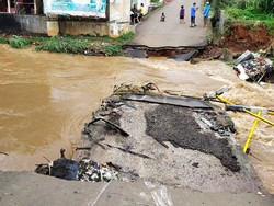 Jembatan di Pamulang Tangsel Roboh, Akses Jalan Terputus