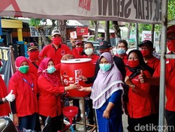 Ribuan Masker Dibagikan ke Pengguna Jalan dan Pengunjung Pasar di Lamongan