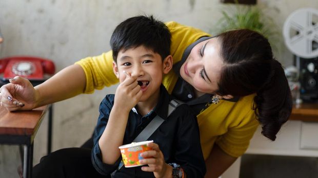 Ilustrasi Anak Makan Camilan