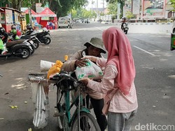 Nasabah Koperasi dan Warga Kurang Mampu di Kota Probolinggo Dapat Sembako