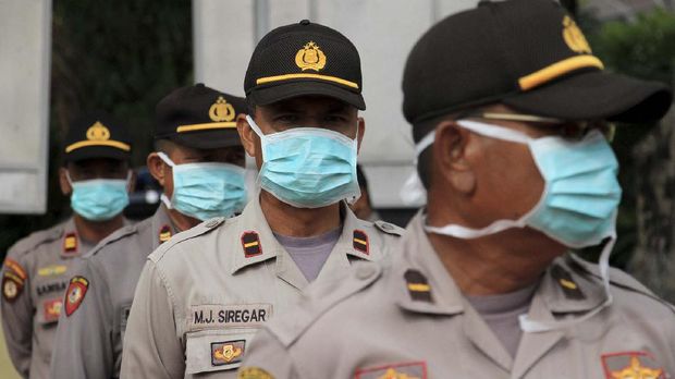 Sejumlah Personel Kepolisian Polres Aceh Barat memakai masker saat mengikuti Simulasi Tactical Floor Game di halaman Mapolres Aceh Barat, Aceh, Selasa (7/4/2020). Organisasi Kesehatan Dunia (WHO) telah mengeluarkan rekomendasi terbaru untuk semua orang yang keluar rumah agar menggunakan masker sebagai upaya mengurangi resiko penyebaran dan penularan COVID-19. ANTARA FOTO/Syifa Yulinnas/hp.