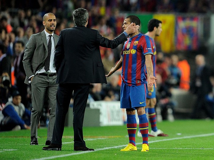 BARCELONA, SPAIN - APRIL 28: Barcelona manager Josep Guardiola looks on as Inter Milan manager Jose Mourinho talks to Daniel Alves of Barcelona during the UEFA Champions League Semi Final Second Leg match between Barcelona and Inter Milan at Camp Nou on April 28, 2010 in Barcelona, Spain.  (Photo by Michael Regan/Getty Images)