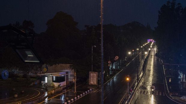 Suasana penutupan Jalan Dago di Bandung, Jawa Barat, Jumat (17/4/2020). Pembatasan Sosial Berskala Besar (PSBB) dalam rangka percepatan penanganan COVID-19 di Bandung Raya akan diterapkan pada hari Rabu (22/4/2020) mendatang. ANTARA FOTO/M Agung Rajasa/wsj.