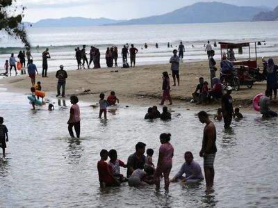 Santuy... Pantai Wisata di Aceh Ini Masih Aja Ramai