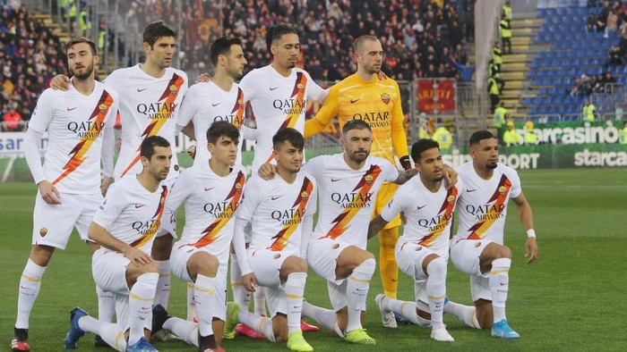 CAGLIARI, ITALY - MARCH 01: Players of Roma pose before the Serie A match between Cagliari Calcio and  AS Roma at Sardegna Arena on March 1, 2020 in Cagliari, Italy.  (Photo by Enrico Locci/Getty Images)