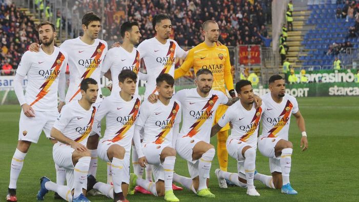 AS Roma CAGLIARI, ITALY - MARCH 01: Players of Roma pose before the Serie A match between Cagliari Calcio and AS Roma at Sardegna Arena on March 1, 2020 in Cagliari, Italy. (Photo by Enrico Locci/Getty Images)