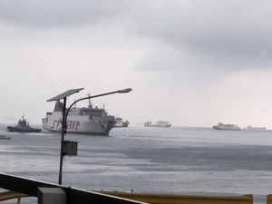 Kapal Feri Kandas di Merak, Penumpang Bertahan 10 Jam di Kapal Tunggu Evakuasi Kapal Feri Kandas di Merak, Penumpang Bertahan 10 Jam di Kapal Tunggu Evakuasi