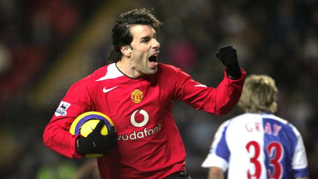 Manchester United's Ruud van Nistelrooy celebrates scoring his first goal against Blackburn Rovers during their English Premiership soccer match at Ewood Park, Blackburn, England, 01 February 2006. AFP PHOTO/PAUL ELLIS (Photo by PAUL ELLIS / AFP)