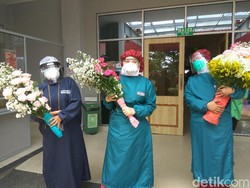 Paramedis di RS Cimahi Terharu Dapat Kiriman Bunga dari Petani