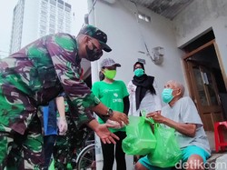 Pengusaha dan TNI di Surabaya Beri Bantuan Warga Terdampak Corona