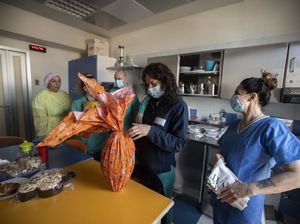 Cerita Perawat Pasien Corona di Italia yang Menemukan Keluarga Barunya Cerita Perawat Pasien Corona di Italia yang Menemukan Keluarga Barunya